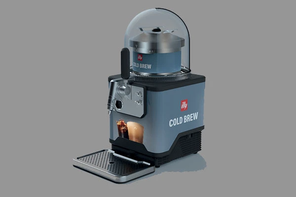 Image for illycaffè inspire avec son illy Cold Brew et la machine Blade®